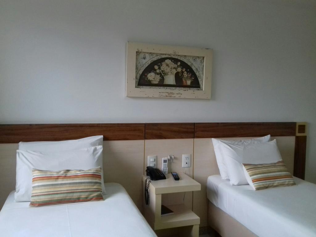 Pratti Hotel Лінарес Екстер'єр фото